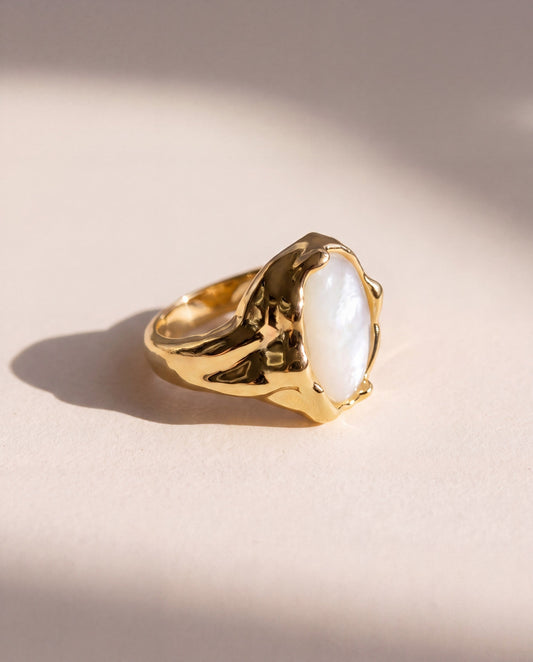 Liquid Pearl Ring in 18K gold vermeil with an oval mother of pearl